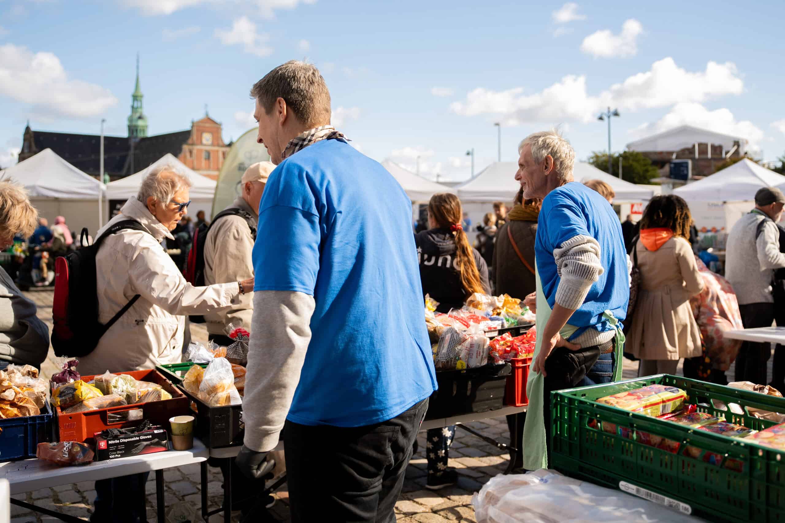 Frivillige ved uddeling for Stop Spild Lokalt