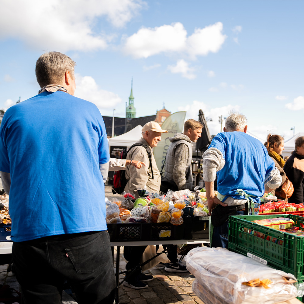 1 Frivillig udleverer varer til kunde