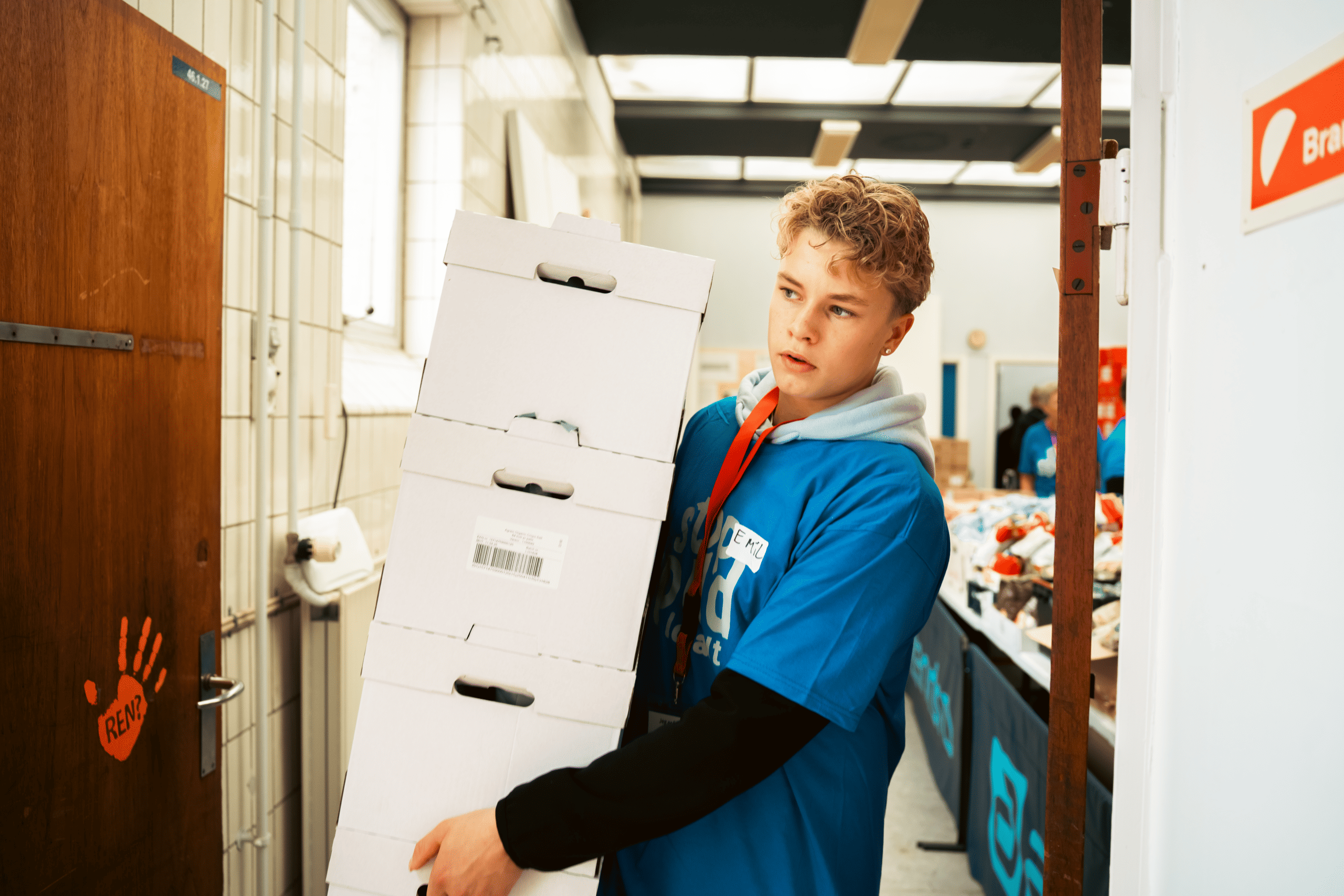 Frivillig fra Stop Spild Lokalt henter overskudsmad fra en butik